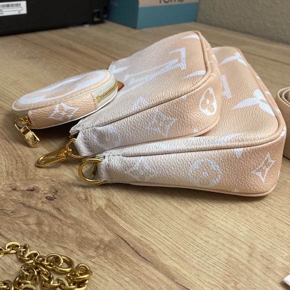 LOUIS VUITTON Monogram Giant By The Pool Multi Pochette Accessories - Picture 10 of 16